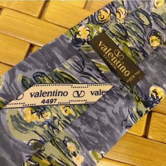 EUC VALENTINO Blue w/Lily Pads, Yellow Flowers & Rippling Water 100% Silk Tie - Picture 3 of 6